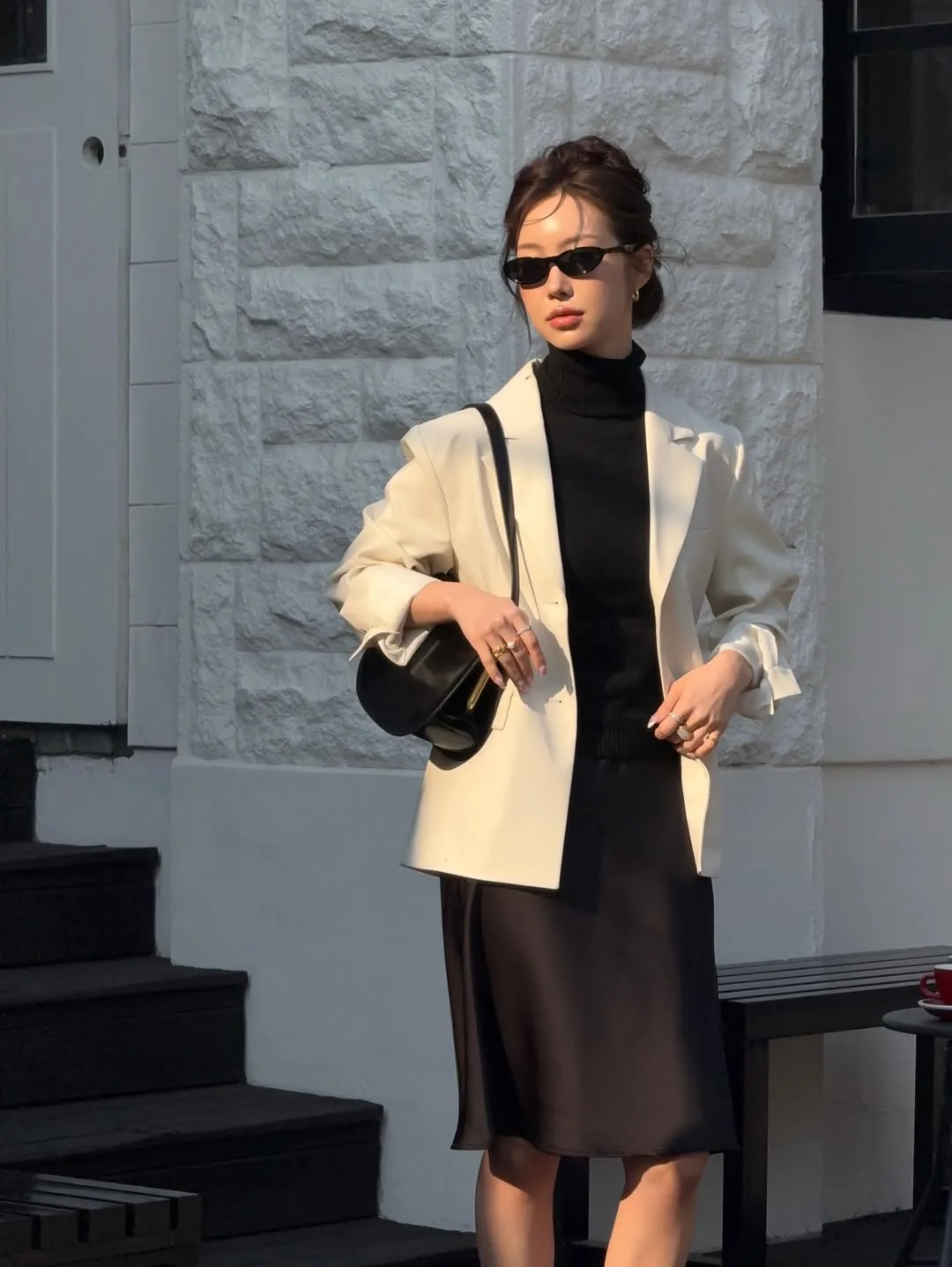 Khoác blazer bên ngoài chiếc chân váy lụa khiến cho buổi hẹn hò tối muộn thêm phần quyến rũ.