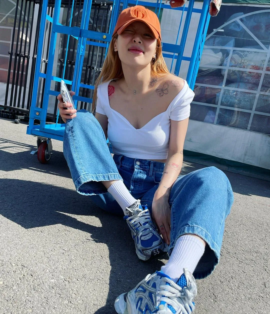 Hyuna mix&match cùng mũ bóng chày