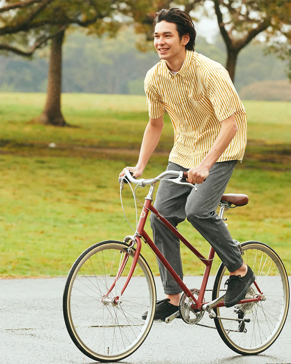 người mẫu nam mặc quần uniqlo ultra stretch đang đạp xe