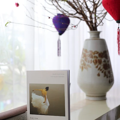 được thiết kế như một cuốn Art book với một “nhịp kể” khác là những bức tranh của họa sĩ Nguyễn Thanh Bình.
