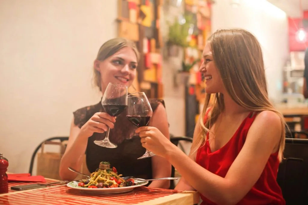 Bạn không nên uống quá nhiều rượu. Bạn không nên uống quá nhiều rượu.