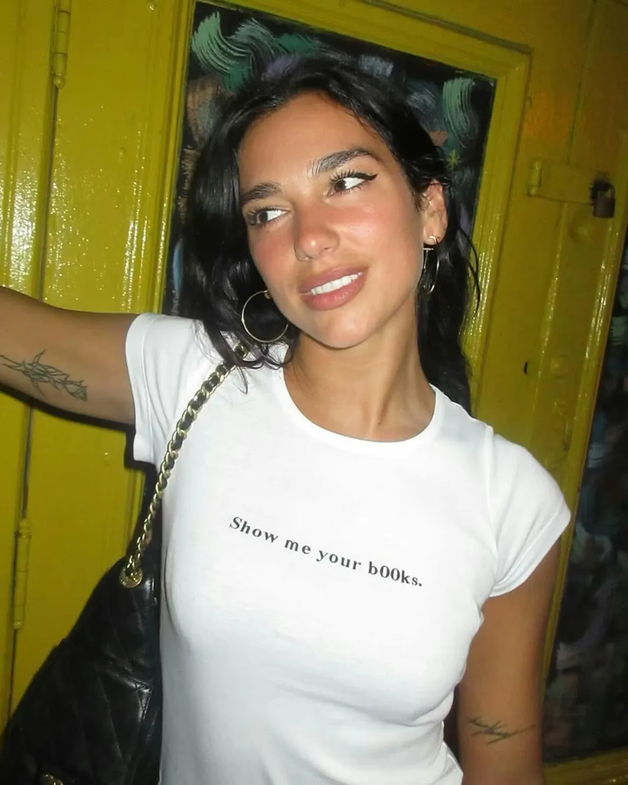 Dua Lipa diện áo thun in slogan