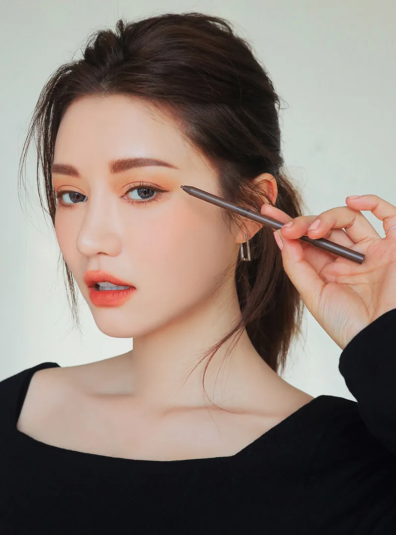 Dùng eyeliner