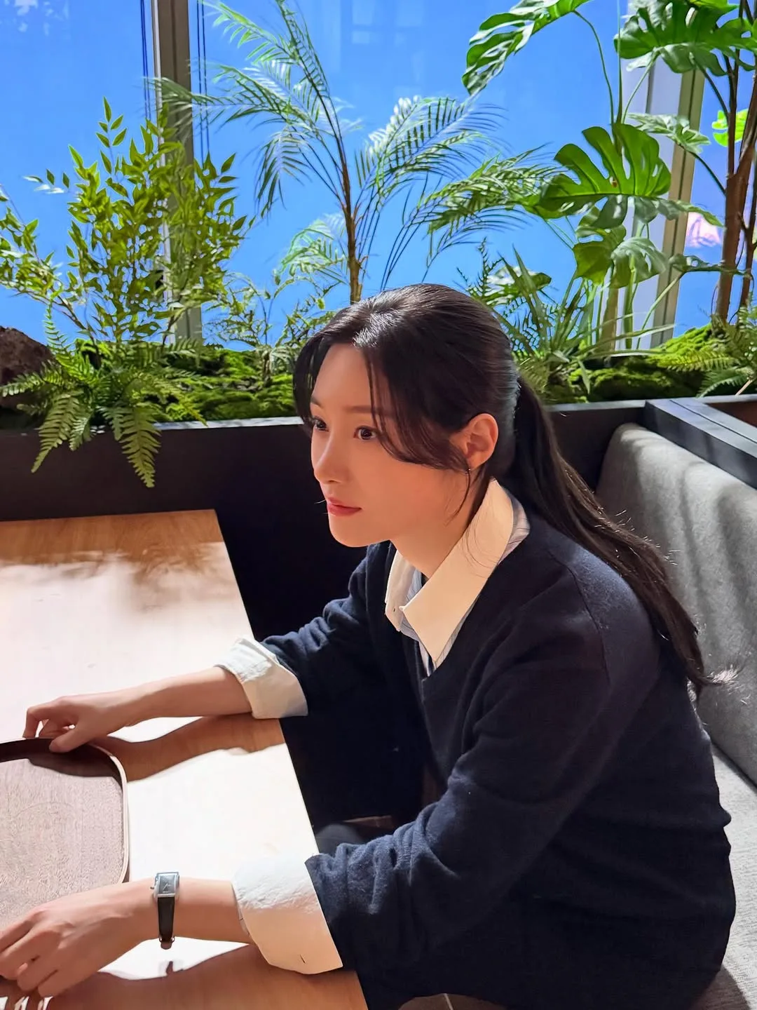 "nữ luật sư" Jung Chae-yeon diện áo len