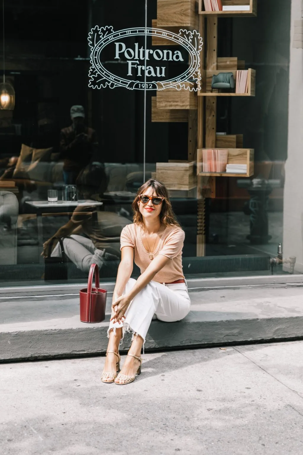 phong cách thời trang jeanne damas quần jeans trắng và áo màu be