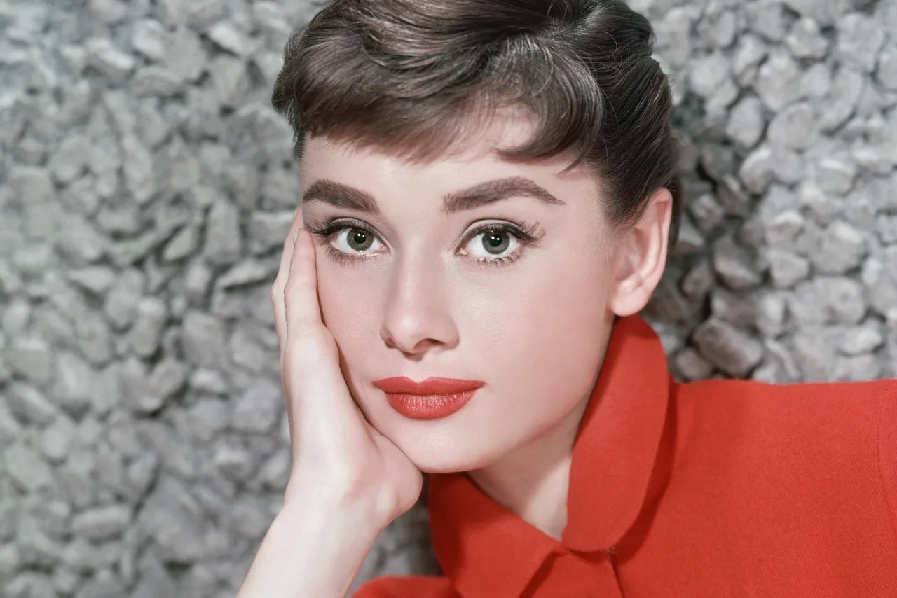 trang điểm mịn lì thập niên 40 Audrey Hepburn