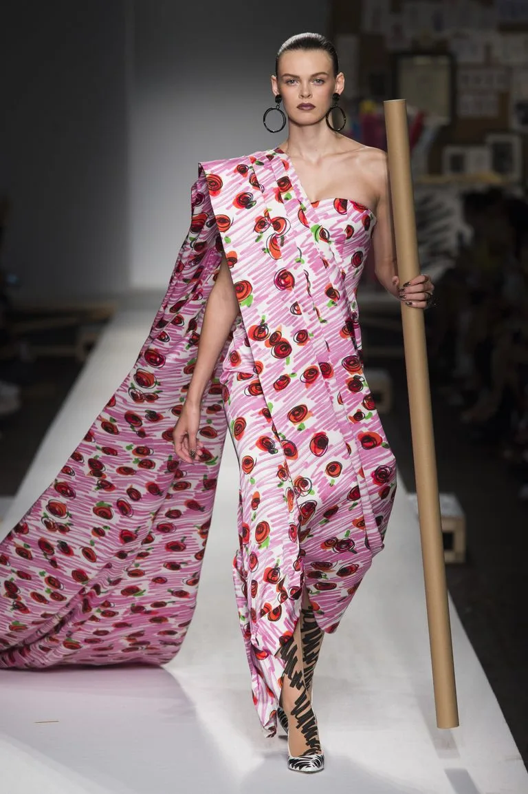 sàn diễn thời trang 2018 Moschino sàn diễn thời trang 2018 Moschino