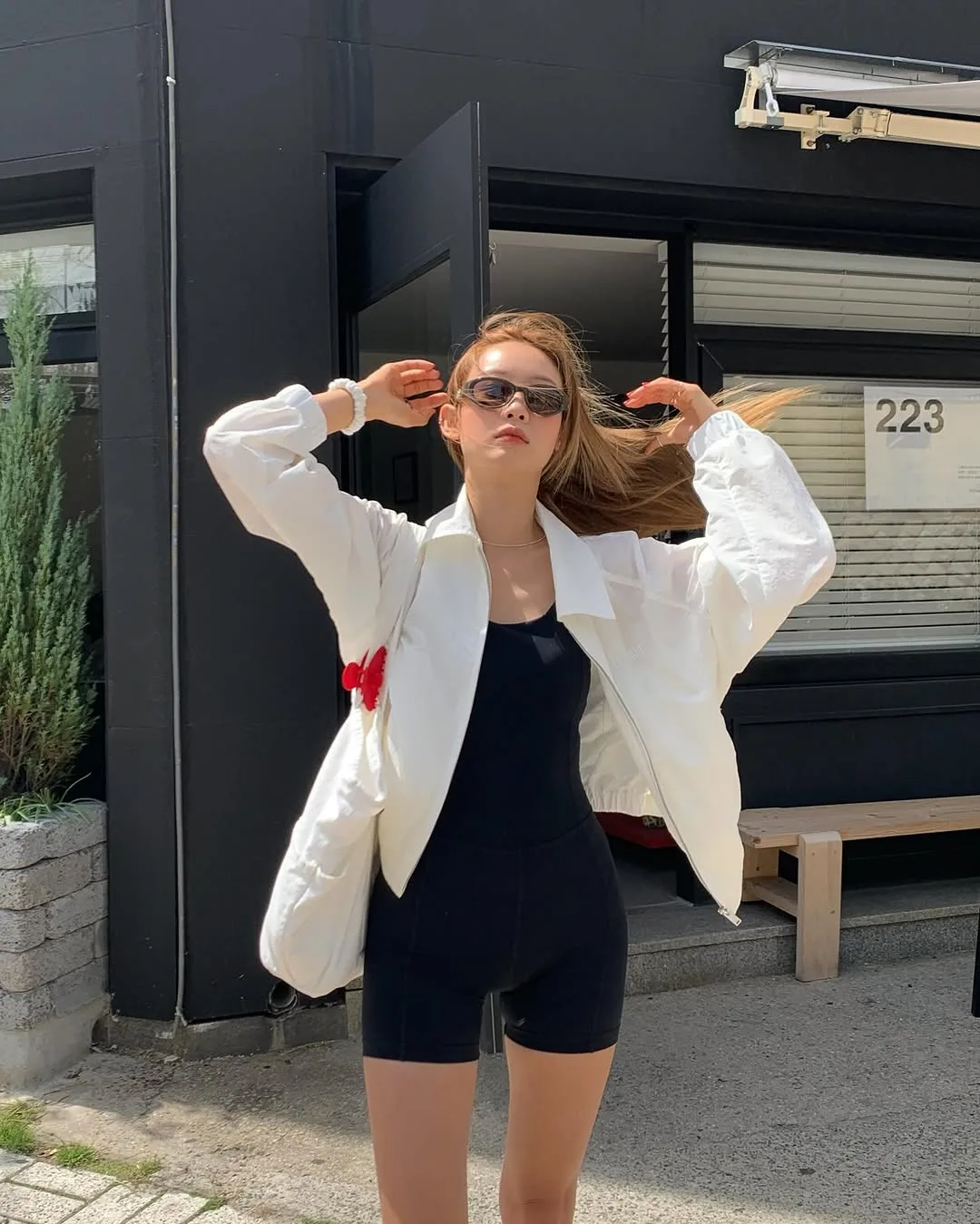 j876my diện áo khoác gió ngắn