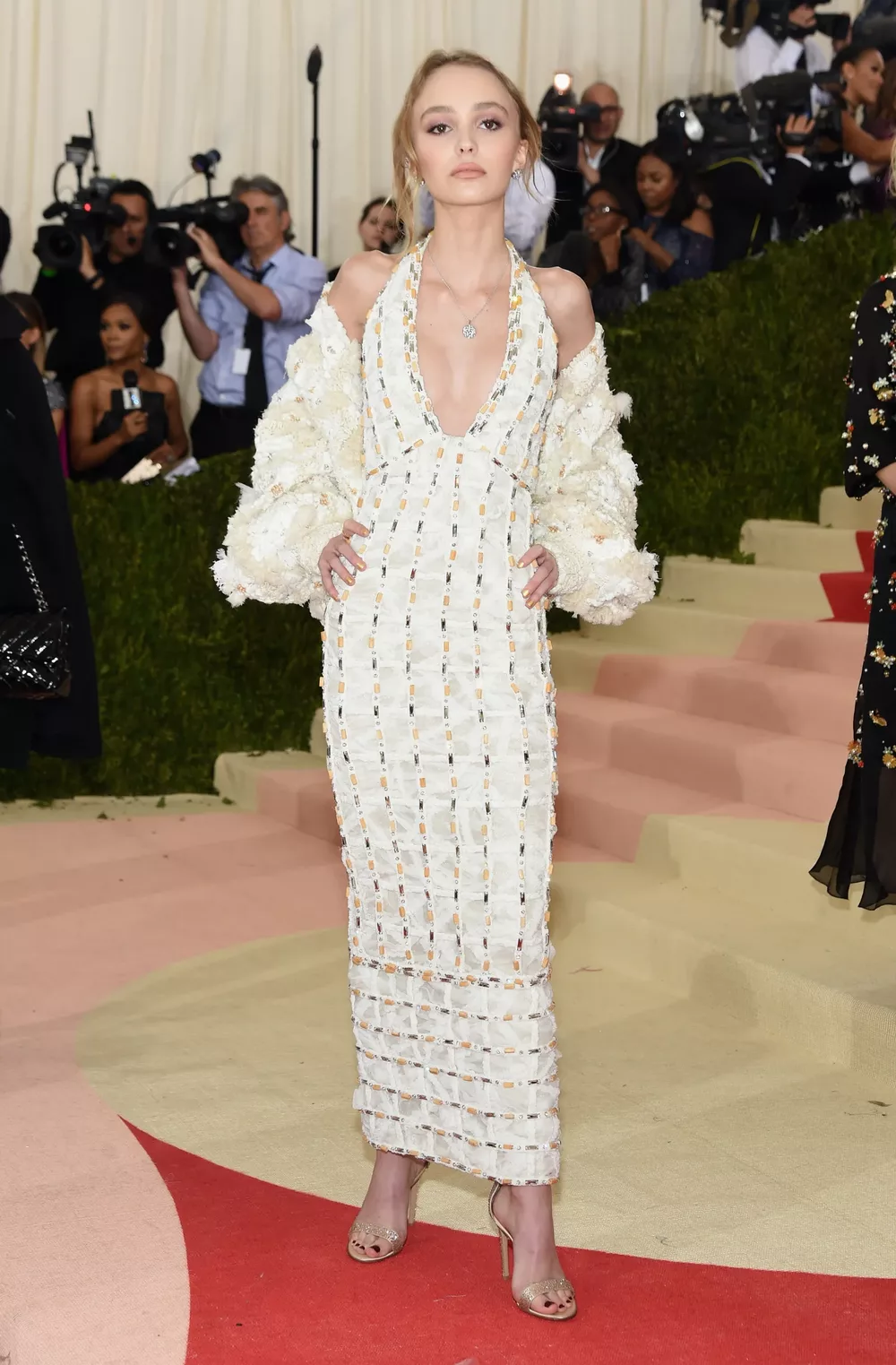 Nữ diện viên Lily rose Depp Nosferatu diện đầm khoét ngực
