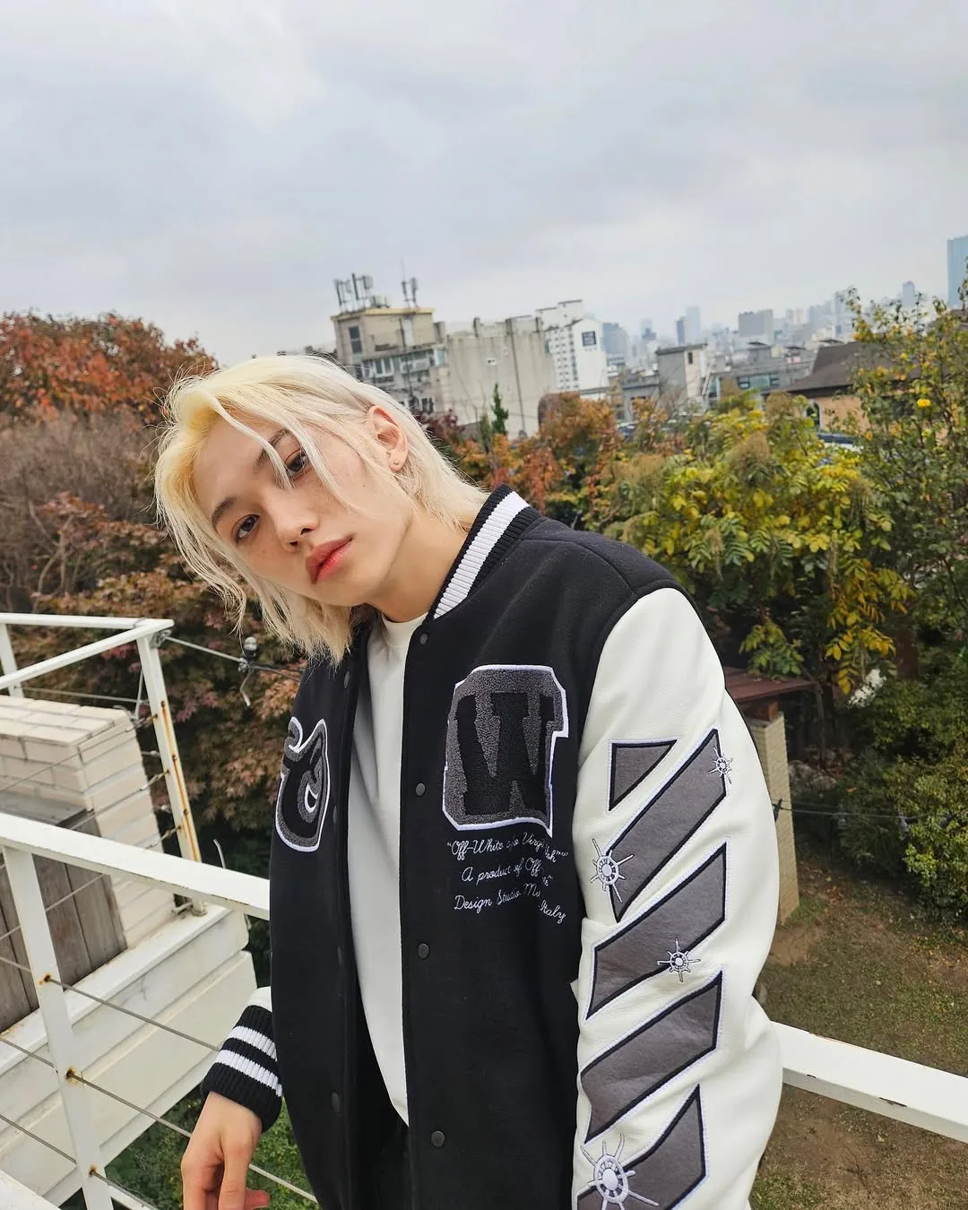 felix straykids diện áo khoác