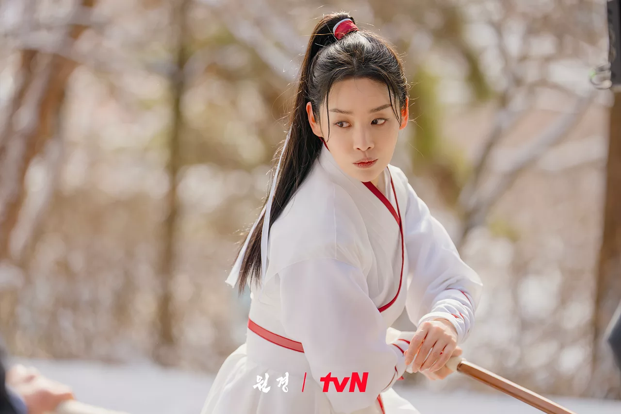Cha Joo Young trong phim The Queen Who Crowns
