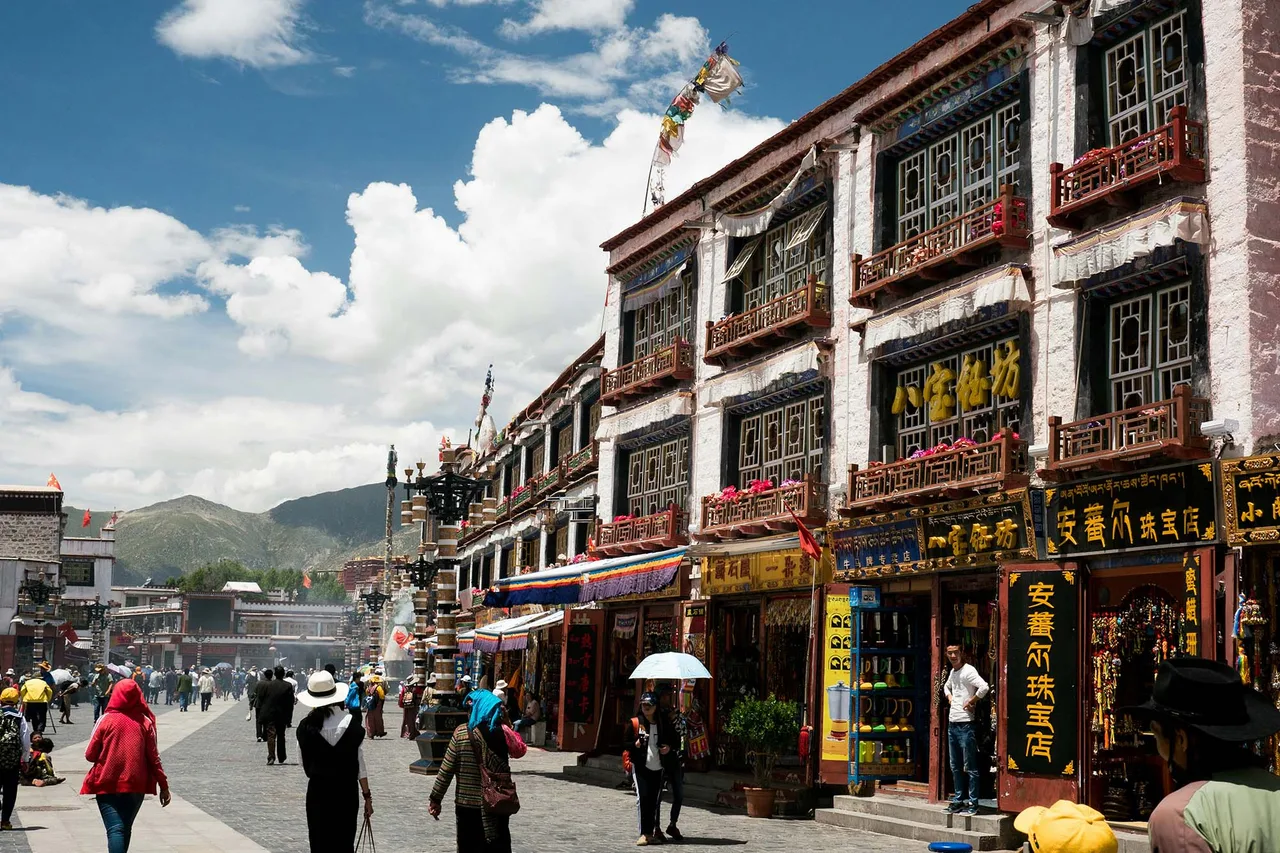 bên ngoài chùa jokhang lhasa