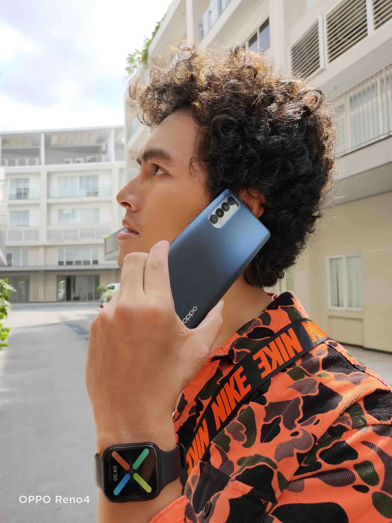 chàng trai phong cách cầm oppo reno4
