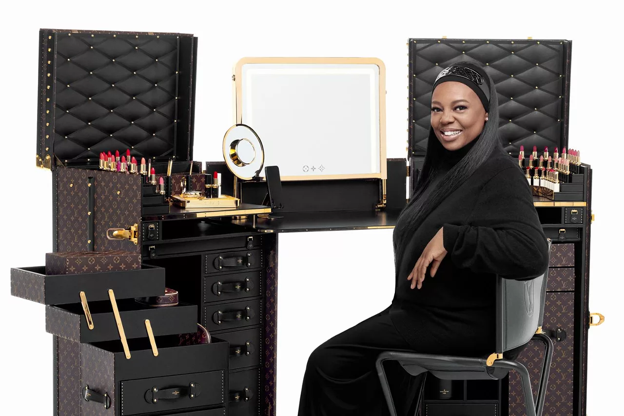 Pat McGrath tạo dáng bên bàn trang điểm Louis Vuitton.