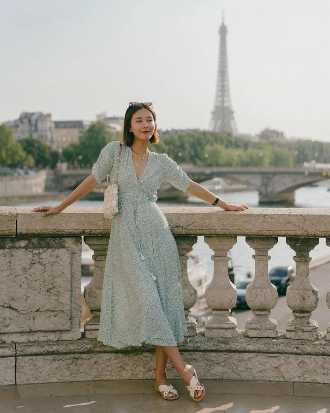 iris mang giày sandal trắng mặc đầm wrap dress màu xanh