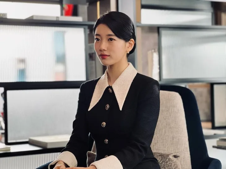Suzy cùng với kiểu tóc búi tóc thấp, mái lệch trong bộ phim Anna. Ảnh: Phim Anna (2022).