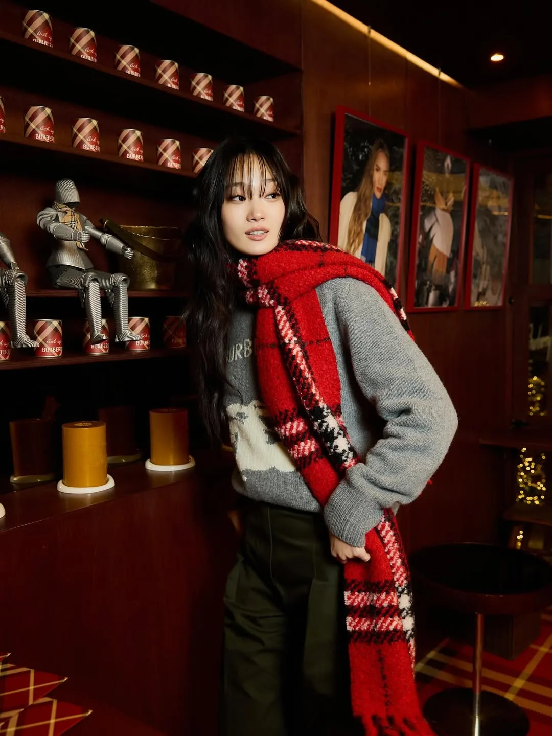 Khăng quàng đỏ làm nổi bật chiếc áo sweater xám tối giản.