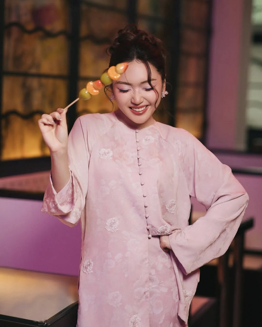chloe Nguyễn diện áo dài lụa hồng