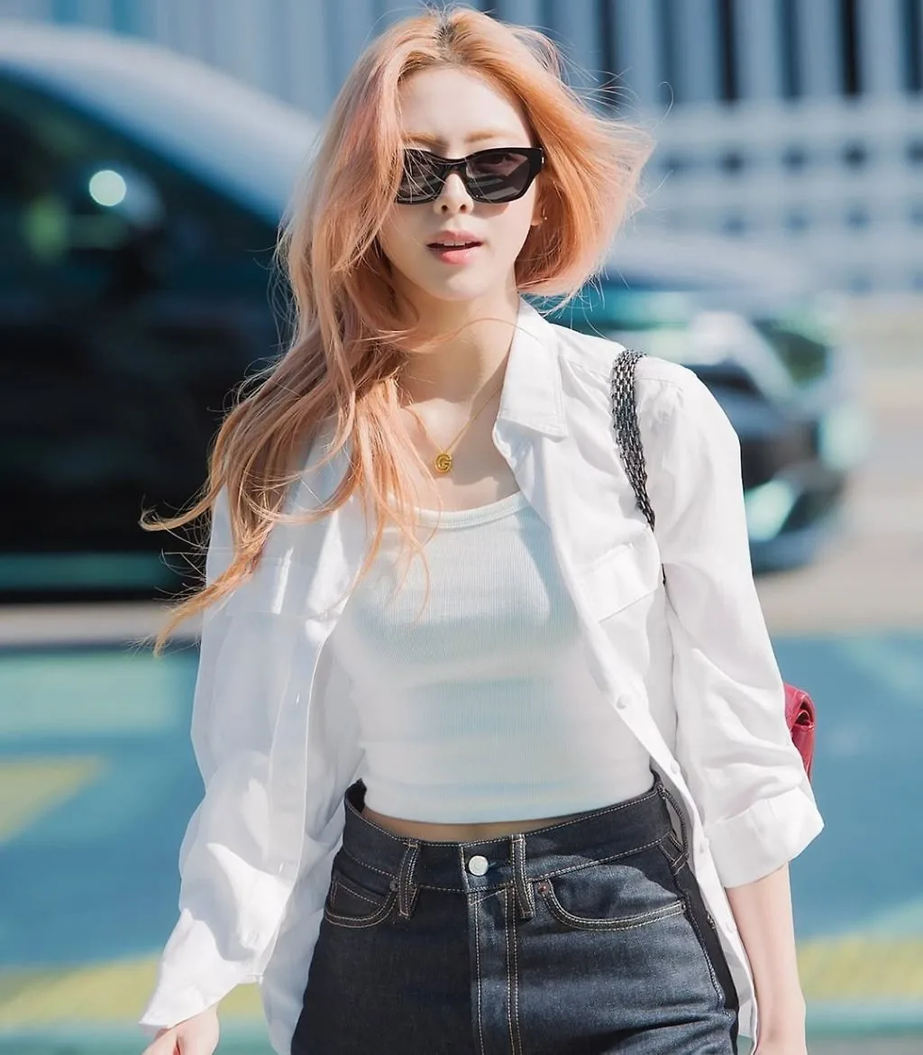 Yuna rạng rỡ trong chiếc sơ mi trắng, kết hợp quần jeans tối màu