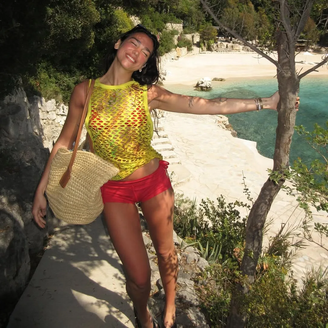 bikini và áo xuyên thấu đi biển