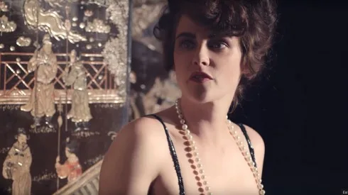Kristen Stewart hóa thân thành Coco Chanel với cách trang điểm và những lọn tóc xoăn bồng bềnh cổ điển