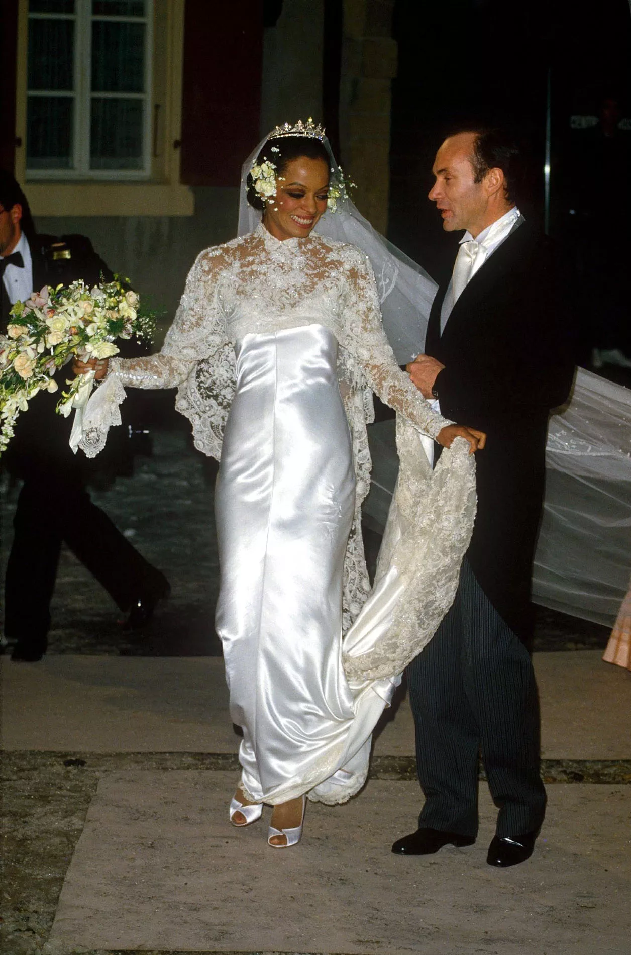 Diana Ross và áo choàng cưới ren