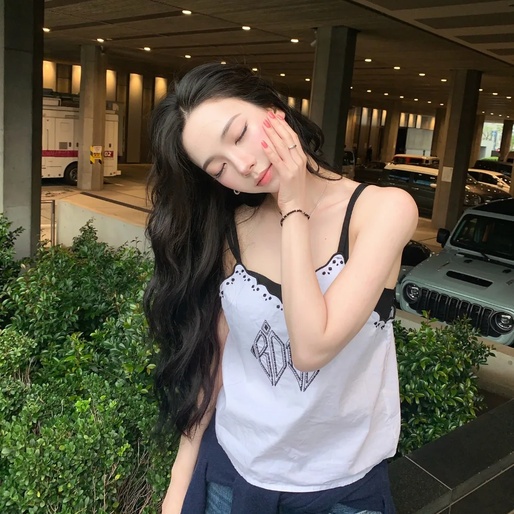 Karina (aespa) với bàn tay sơn màu cam đào