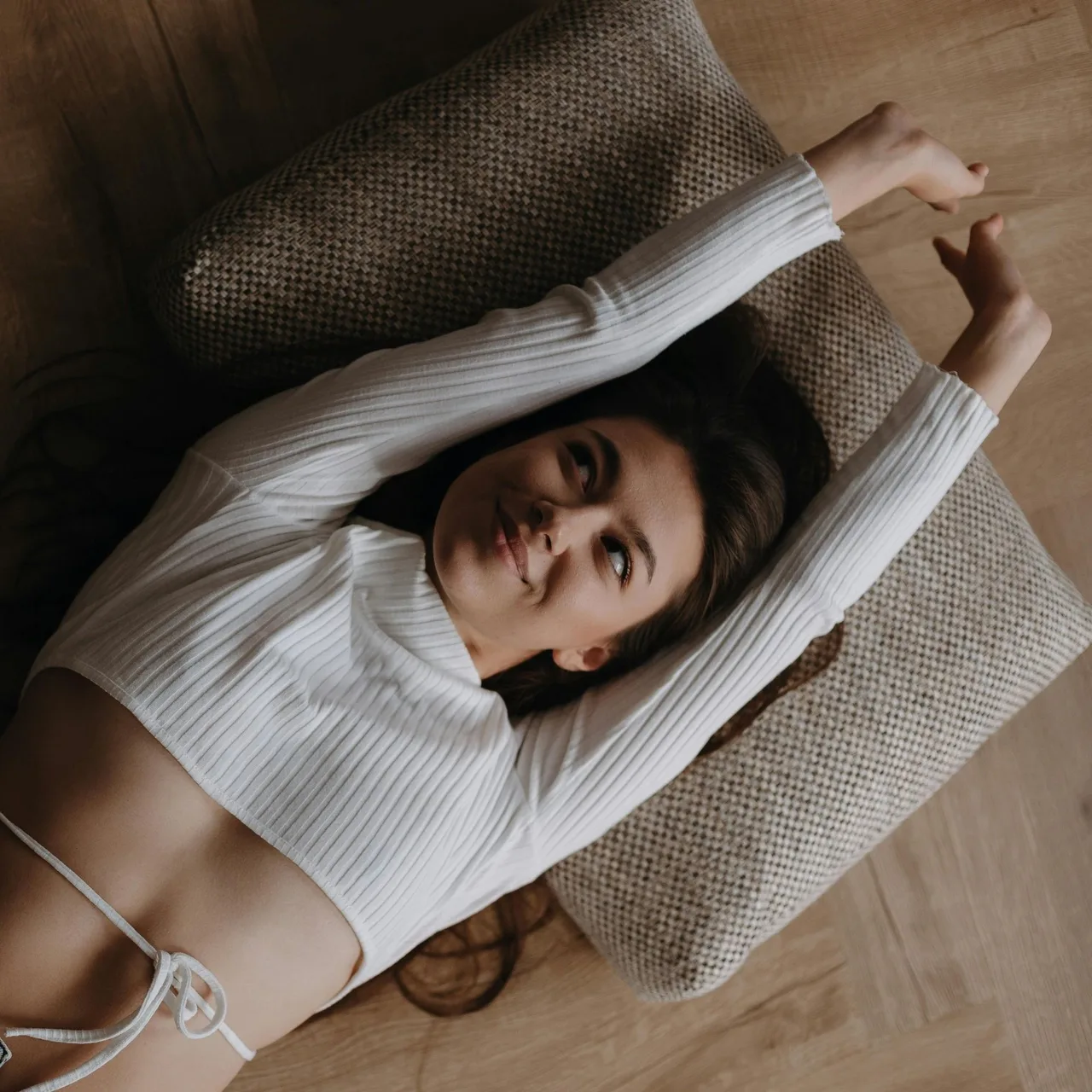 Cô gái xinh đẹp mặc áo trắng