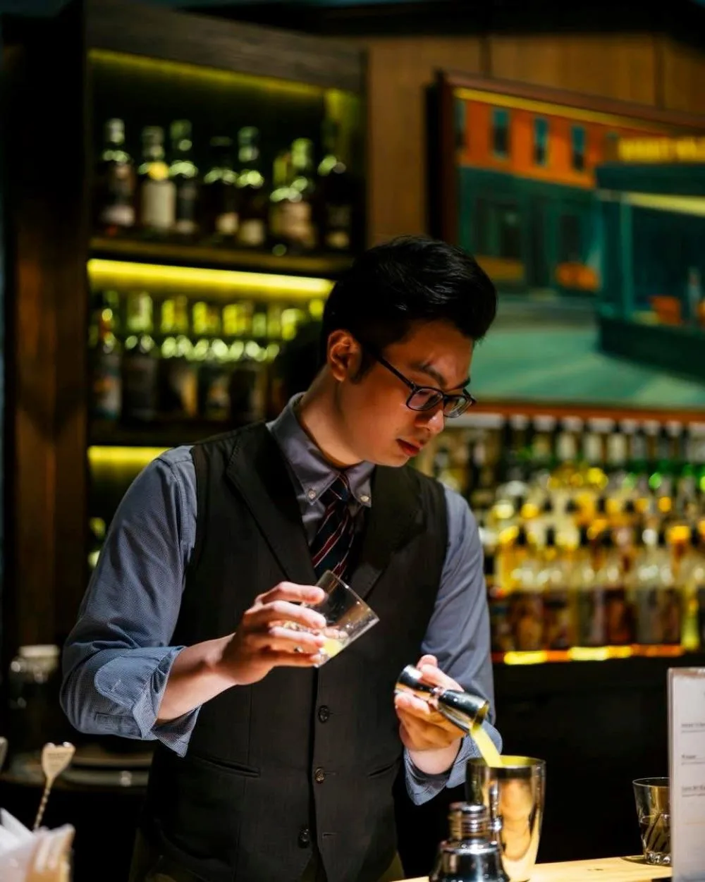 bartender phục vụ tại quán Angels’ Share