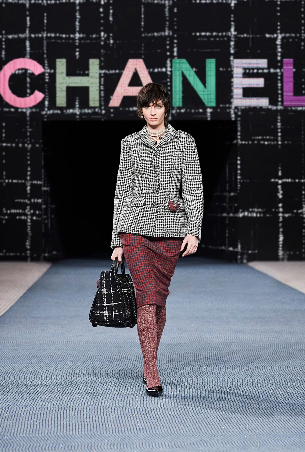 Kiểu tóc Pixie biến tấu đa dạng để phù hợp với bộ sưu tập lần này của Chanel. Kiểu tóc Pixie biến tấu đa dạng để phù hợp với bộ sưu tập lần này của Chanel.