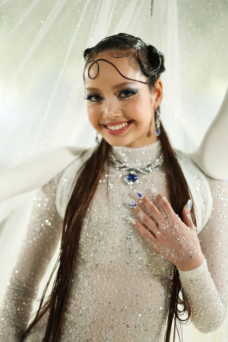 Lisa trang điểm tông màu bạc tại met gala 2026