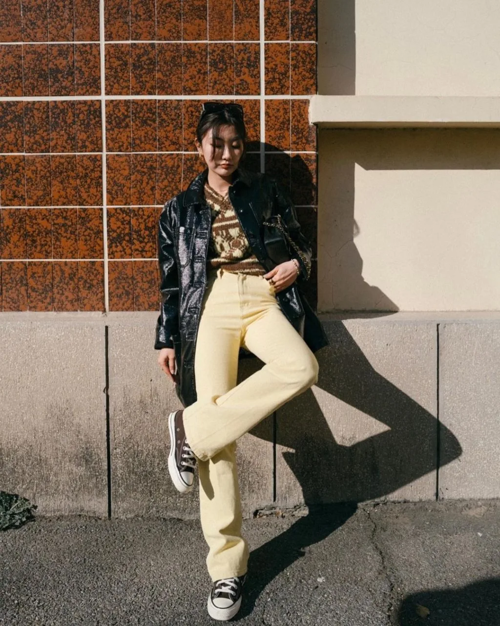 Áo jacket đen cùng quần jeans ống rộng