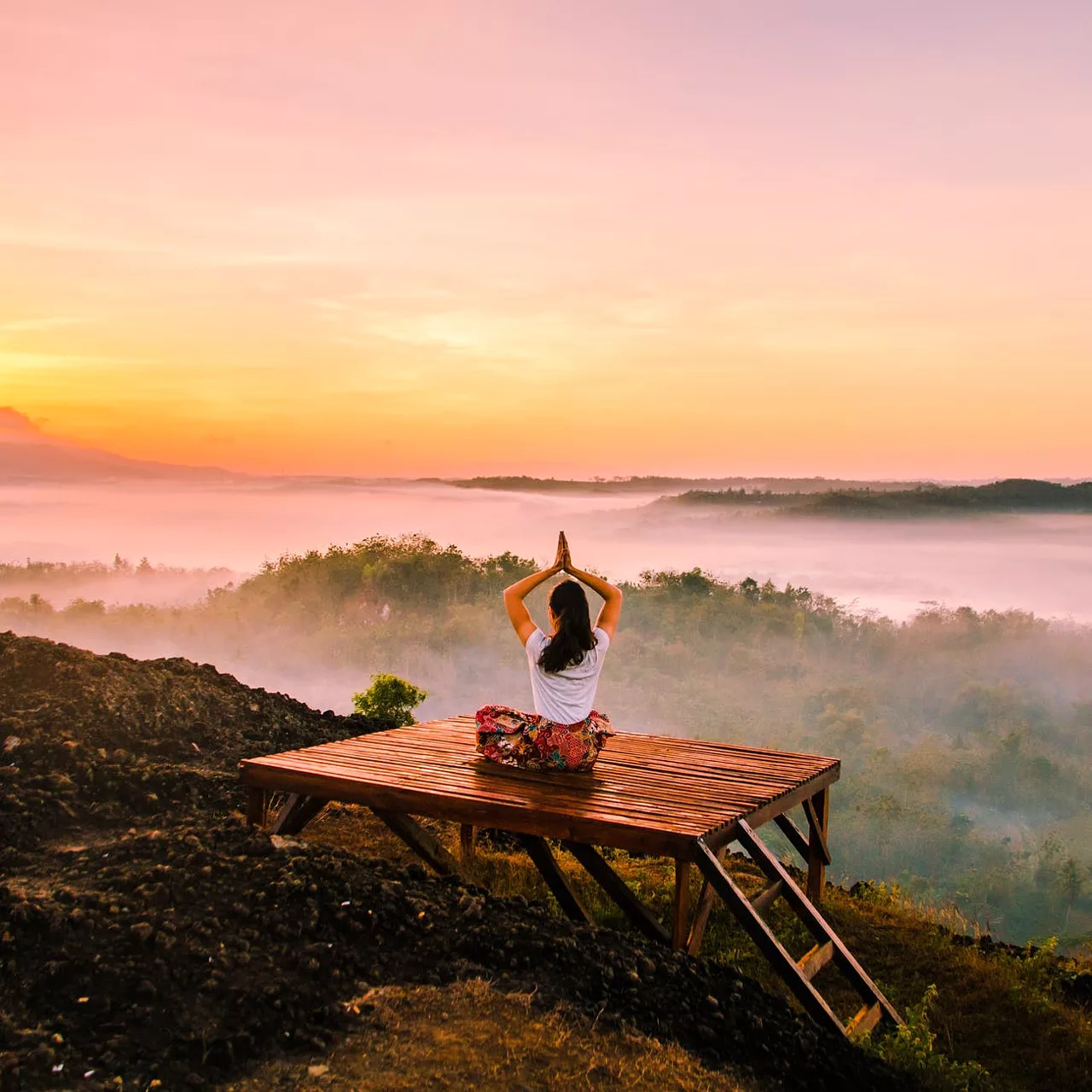 cô gái tập yoga trên núi