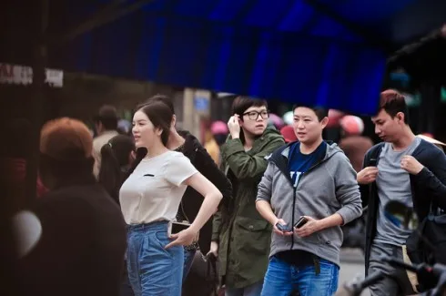 Chiều 9/1, Lý Nhã Kỳ bị bắt gặp ở chợ Cồn, Đà Nẵng khi cùng một nhóm bạn đi chơi.