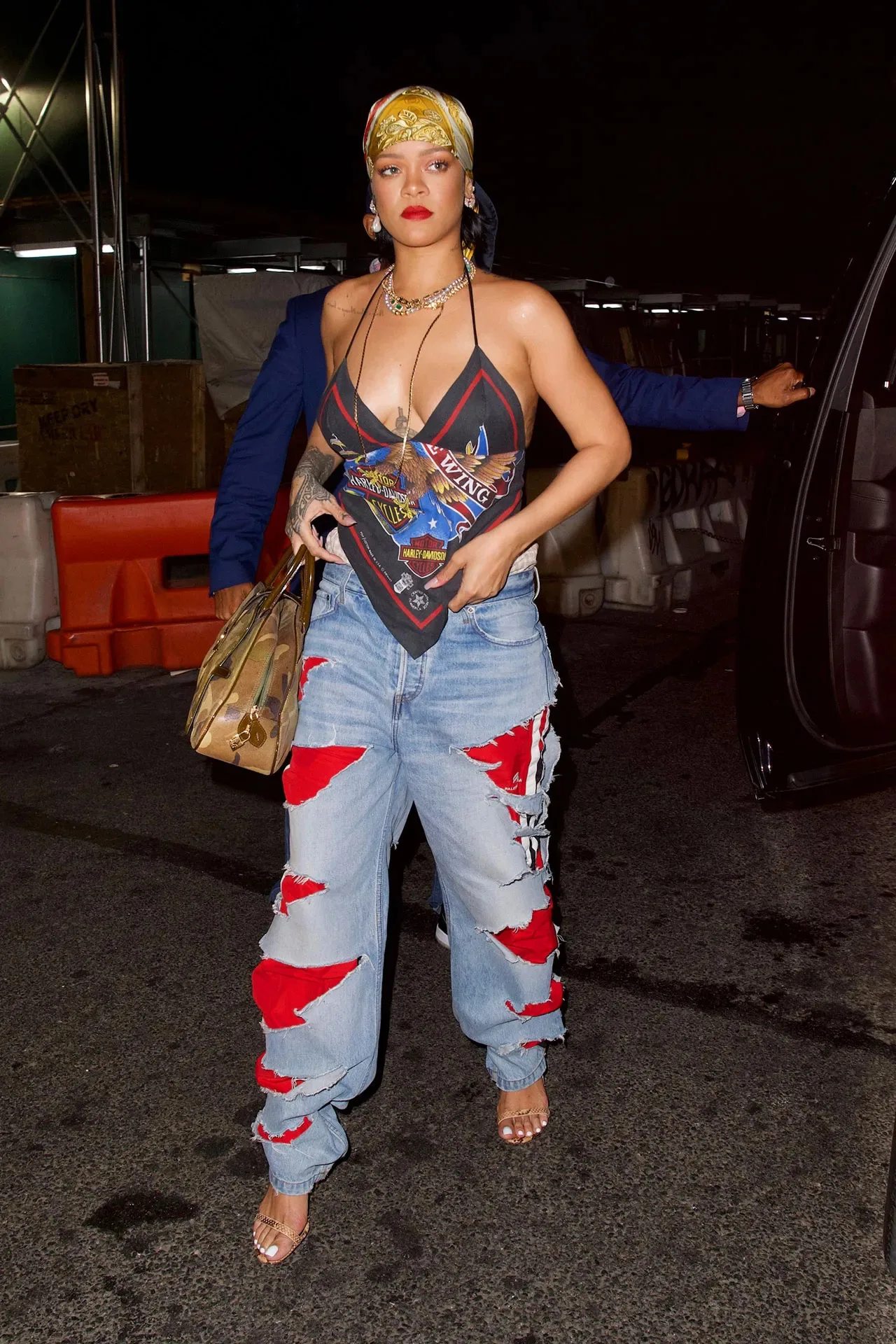mix & match quần jeans với rihanna