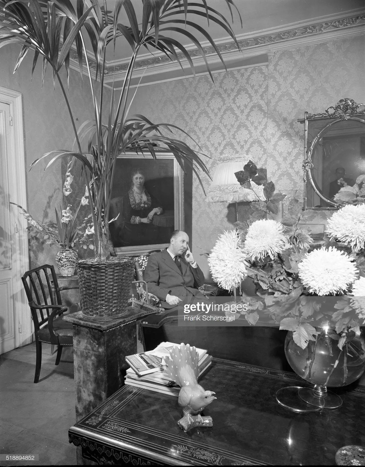 christian dior trong phòng khách tại nhà riêng ở Paris