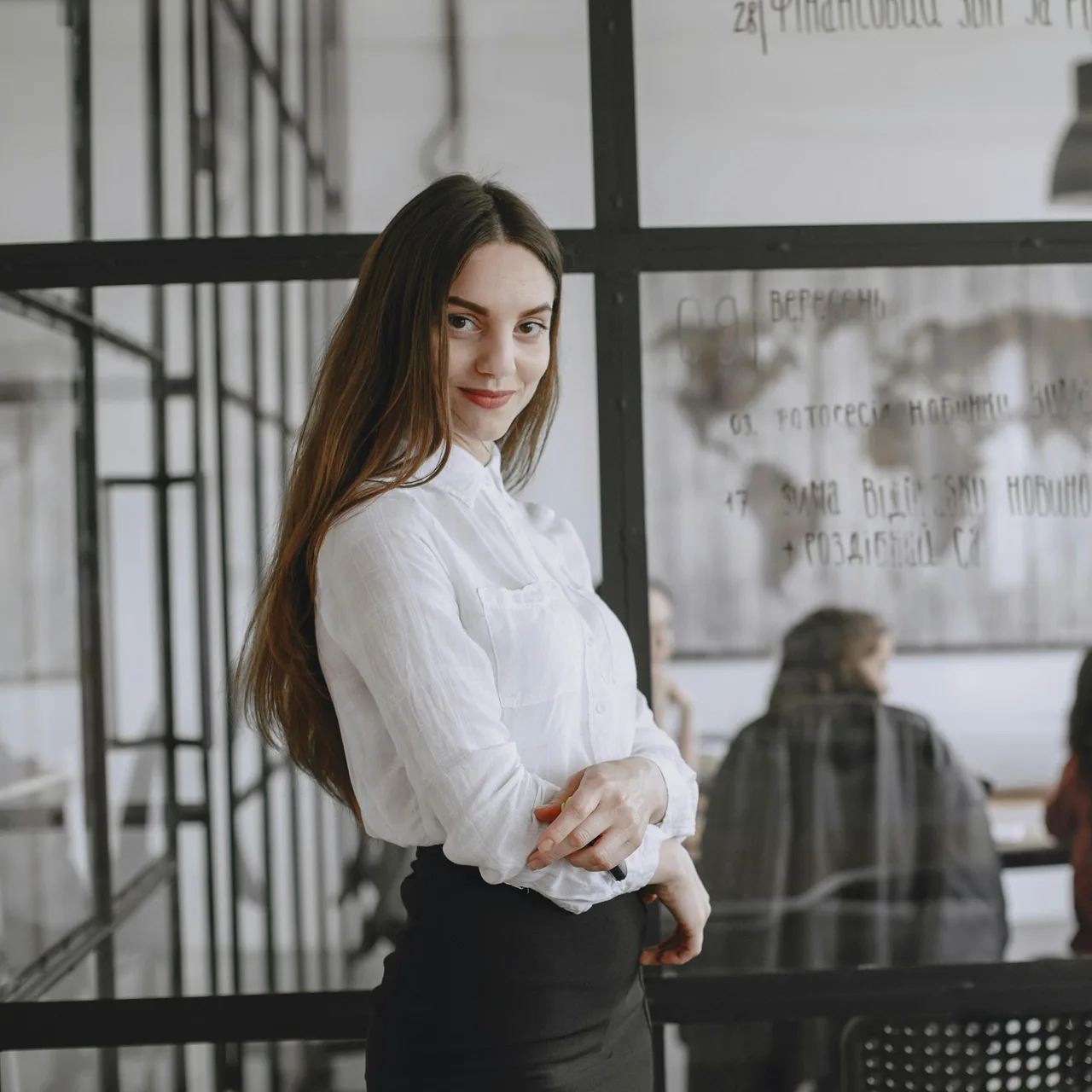 Cô gái giữ ngôn ngữ cơ thể lưng thẳng