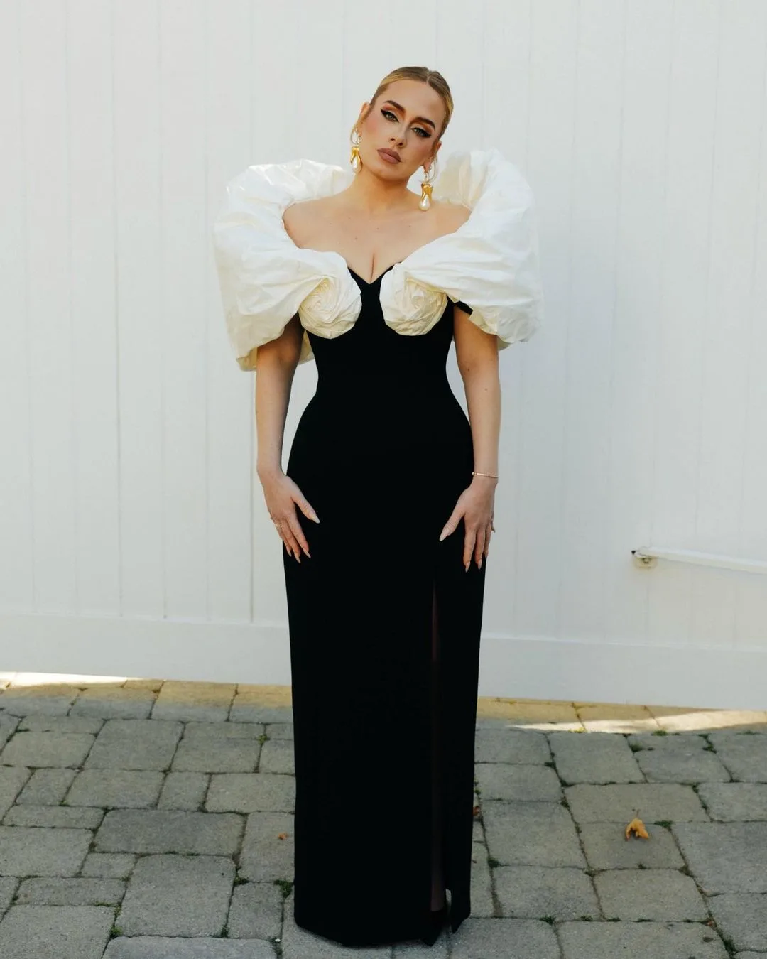 Adele mặc đầm Schiaparelli