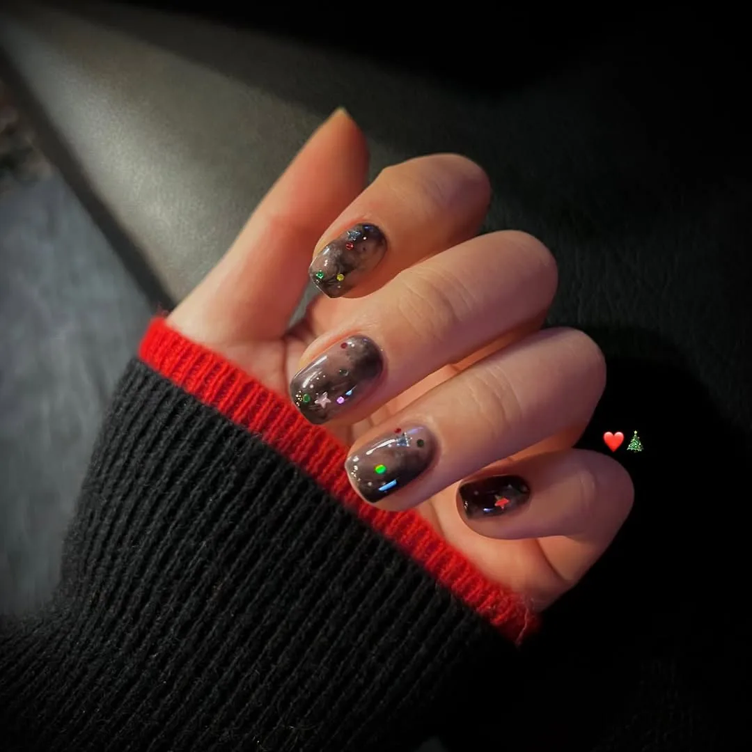 Mẫu nail sử dụng hiệu ứng loang màu trên nền màu đen