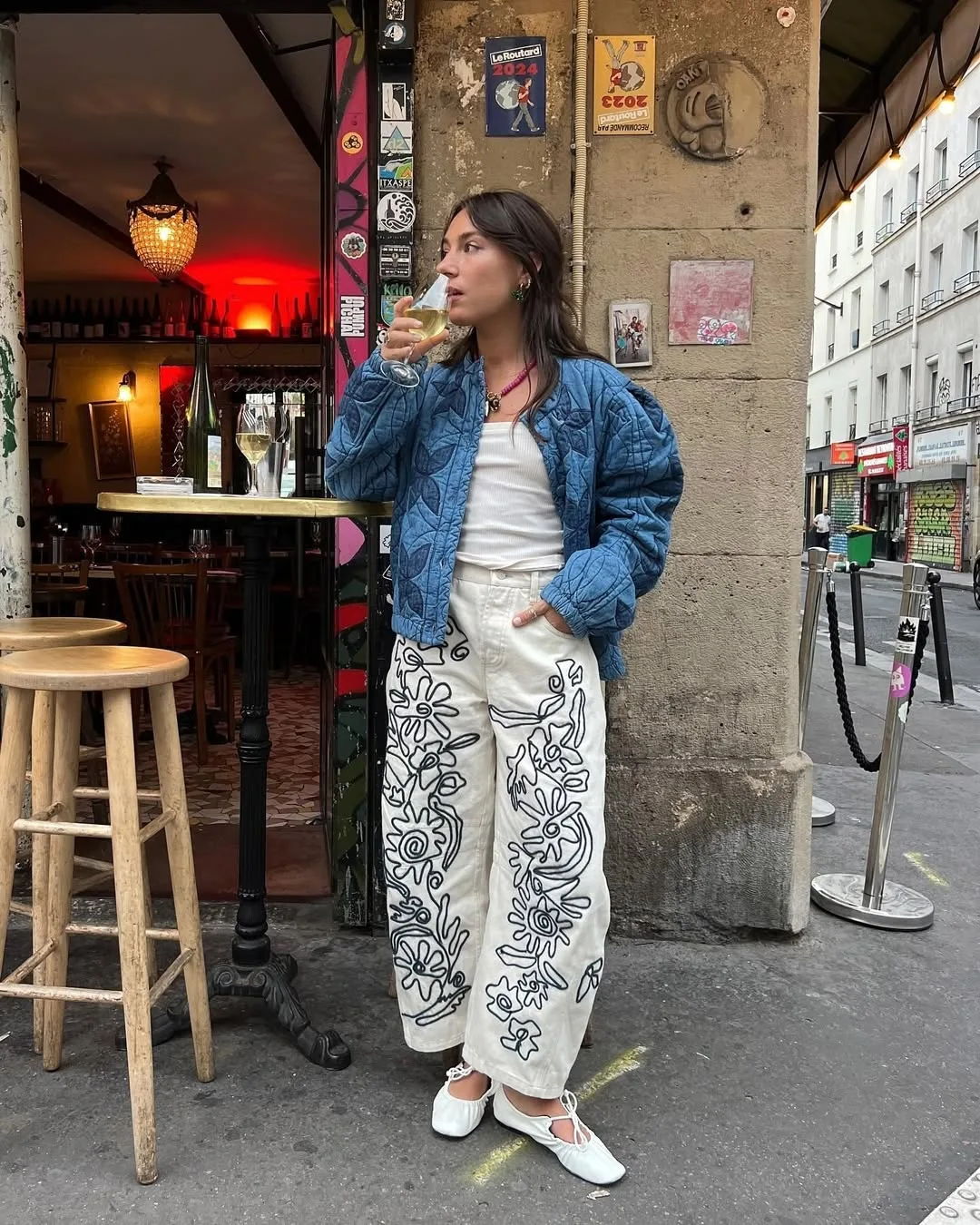 Linen trắng tinh khôi và quần jean thêu hoa: Cặp bài trùng cho một buổi chiều thảnh thơi đậm chất "bà ngoại".