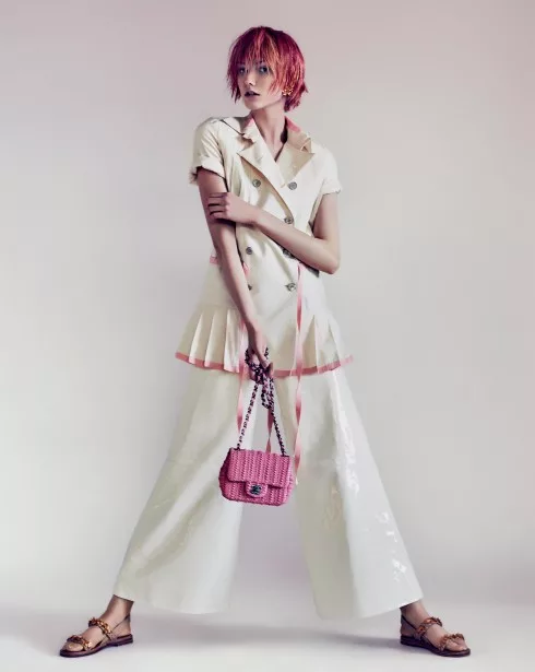 Trang phục và túi Chanel, Giày sandals Valentino, Hoa tai Jack Vartanian