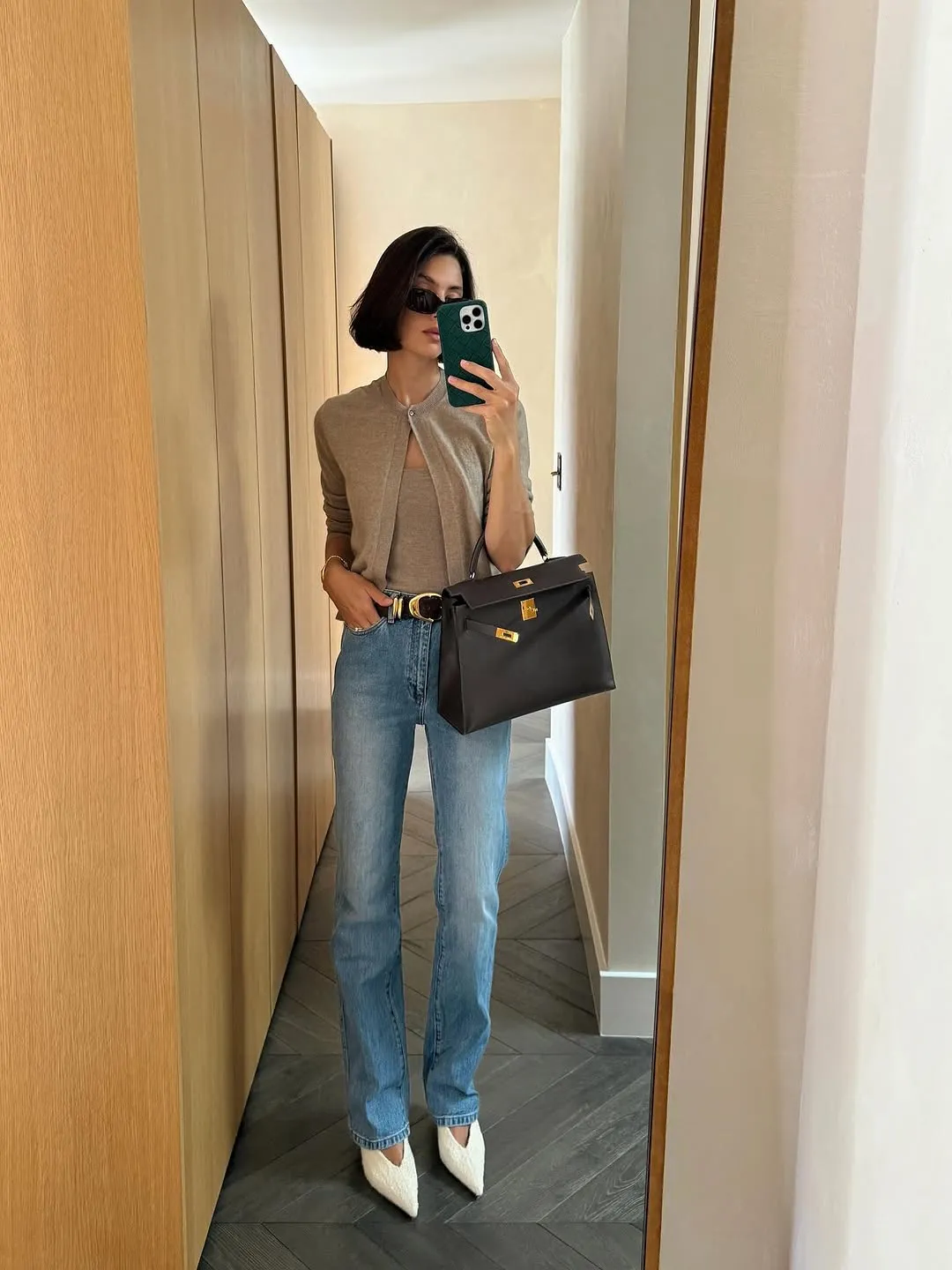 mặc quần jeans cùng áo len