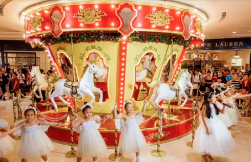 Khung cảnh thần tiên trong chiếc hộp nhạc tại Takashimaya