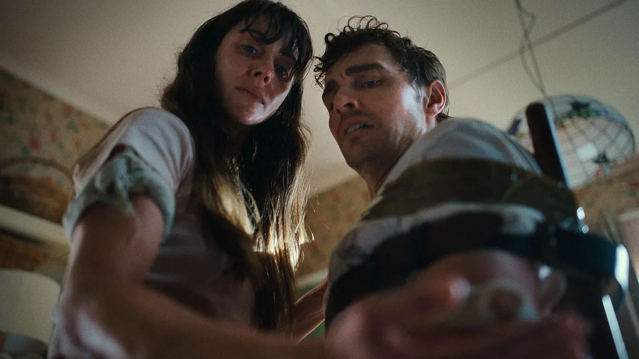 Together theo chân Tim (Dave franco) và Millie (Alison Brie), cặp đôi bên nhau mười năm.