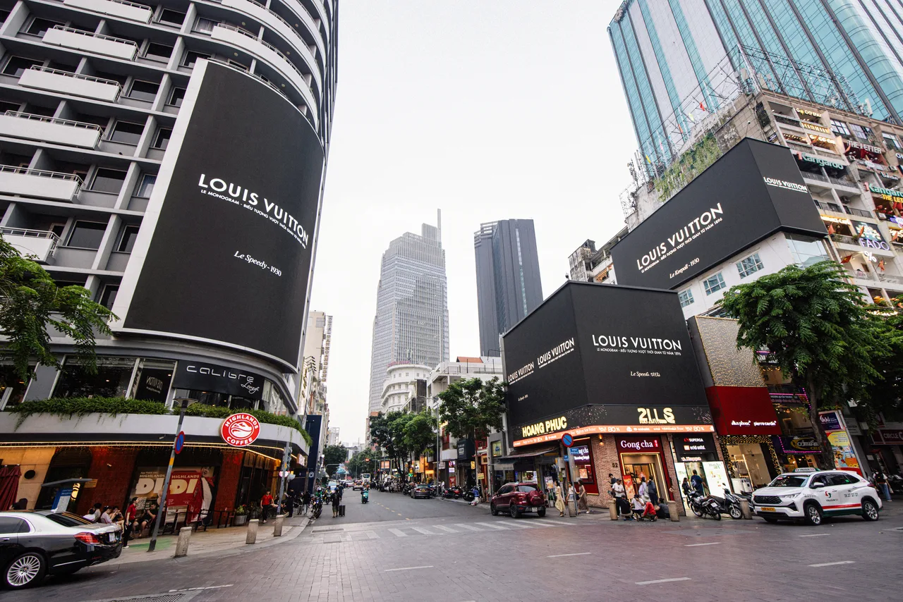 Chiến dịch billboard của Louis Vuitton phủ sóng toàn bộ trung tâm TP.HCM