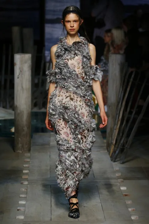 Cold shoulder là một trong những tiêu điểm lớn của BST Xuân-Hè của Erdem