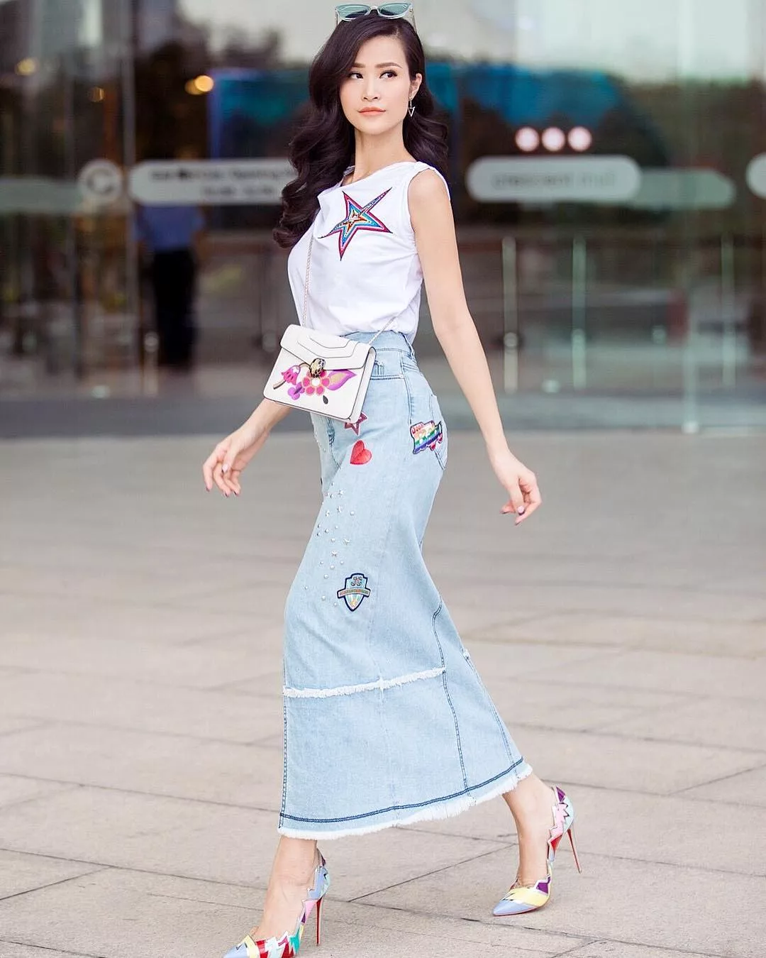áo tank top trắng chân váy denim đông nhi