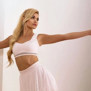 Cô nàng Pamela Reif sở hữu cơ bụng số 11