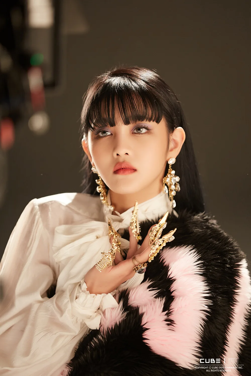 (G)-IDLE đeo móng vuốt kim loại đính đá trong MV nhạc KPOP Lion