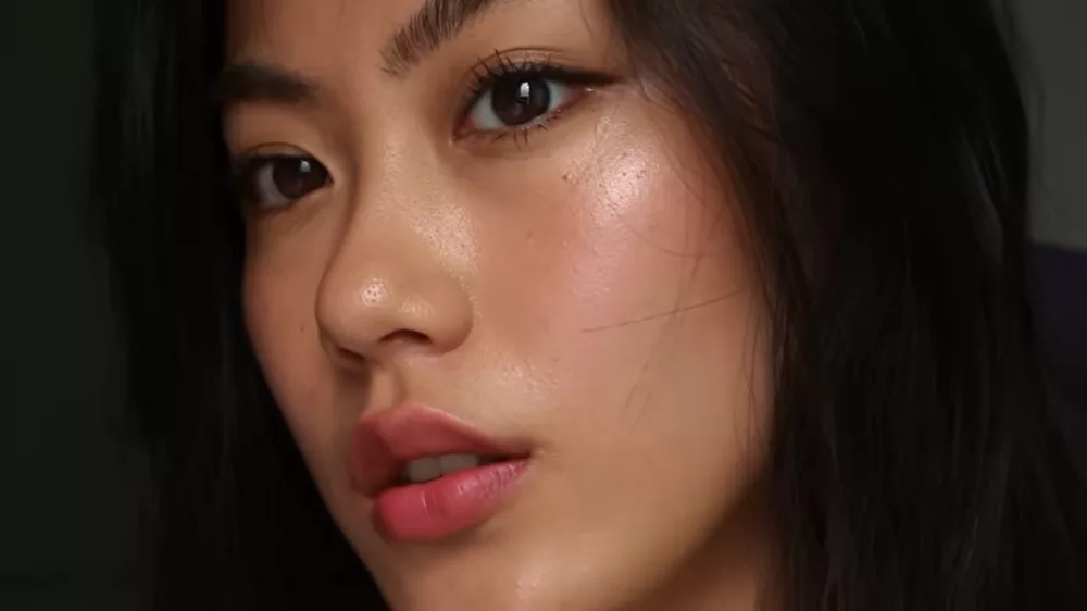 Tip trang điểm hàng ngày nhưng vẫn đẹp tự nhiên của Haley Kim chính là một đường kẻ eyeliner mảnh